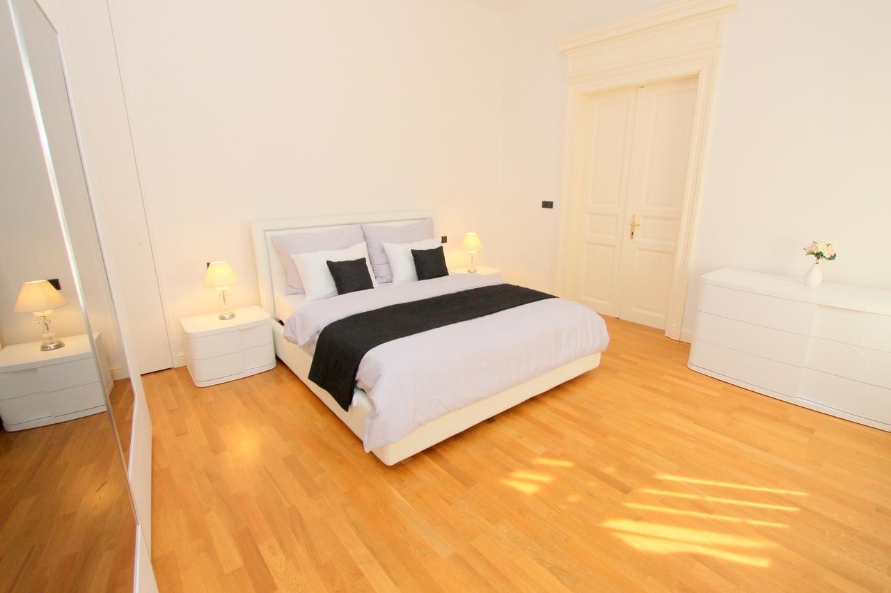 Luxury Apartments Krocinova Prag Exterior foto